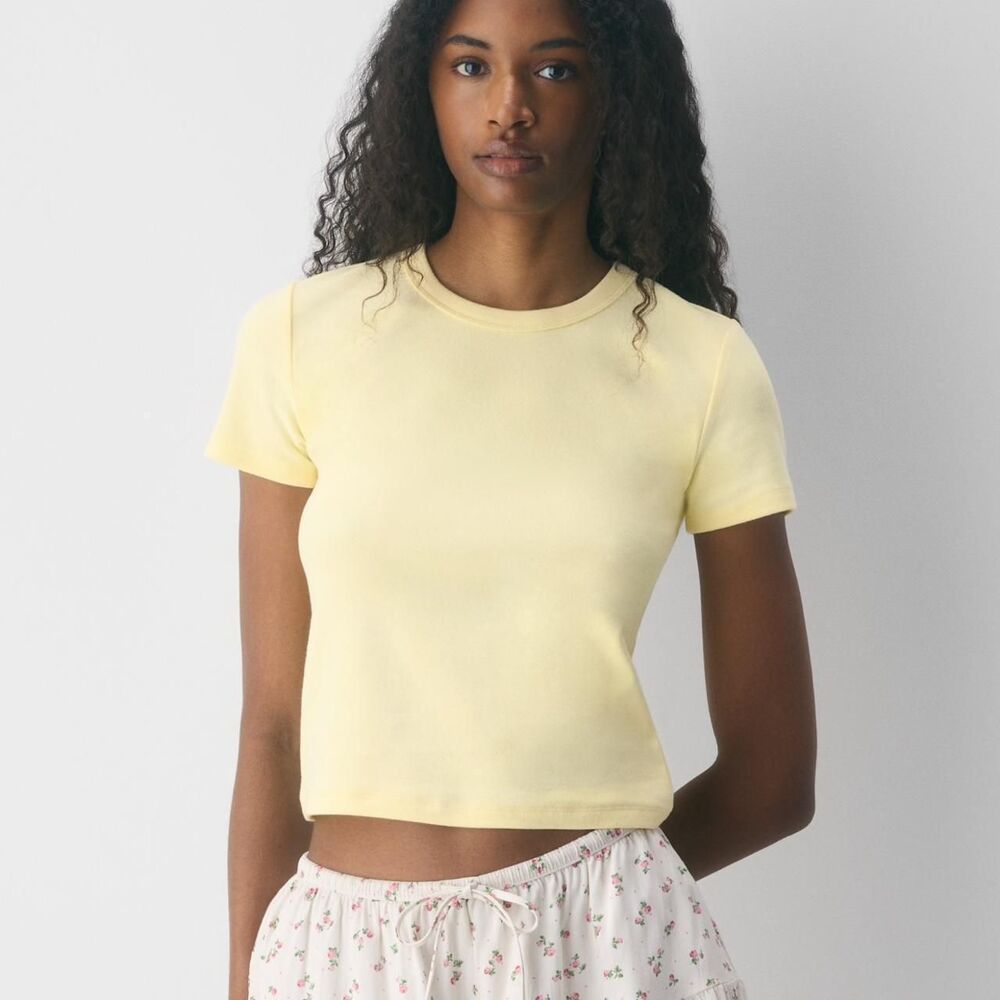 aritzia sunday best hug little ribbed t-shirt lemonade